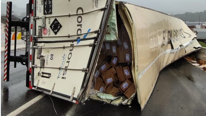 Carreta tomba no trevo de acesso a Chapecó e mobiliza equipes de resgate