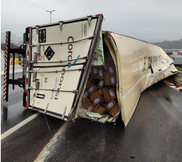 Carreta tomba no trevo de acesso a Chapecó e mobiliza equipes de resgate