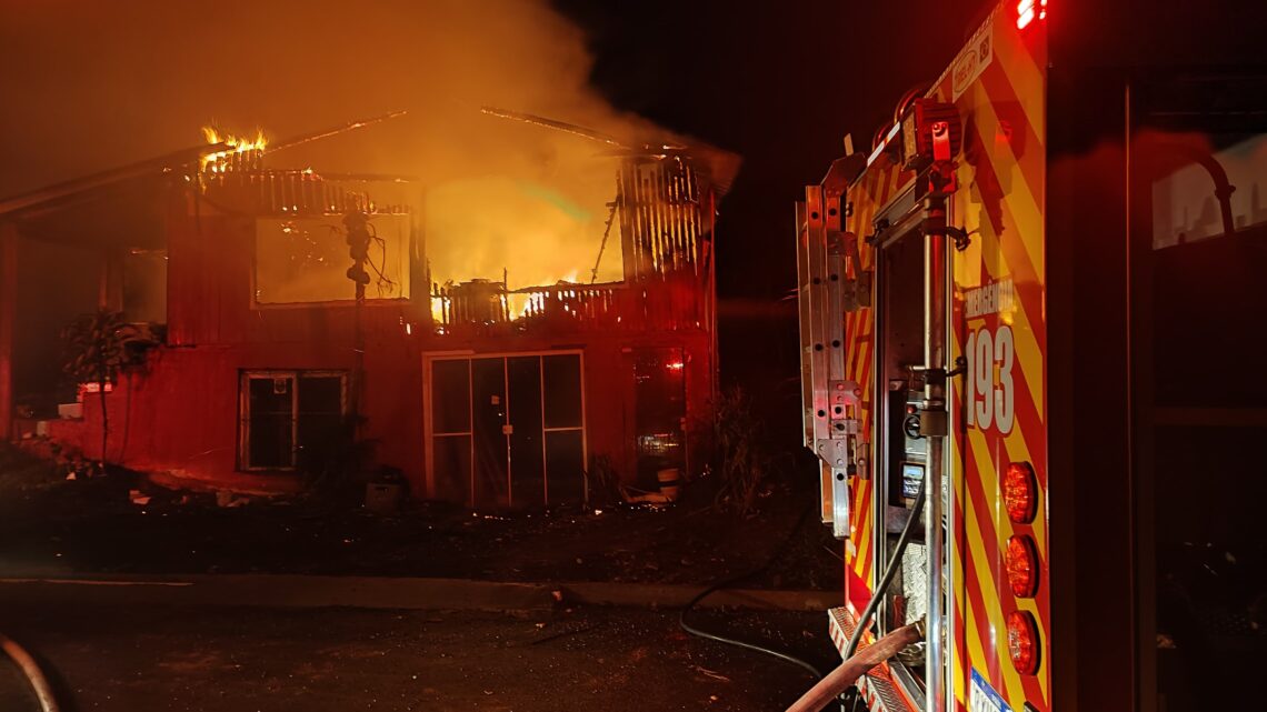 Incêndio destrói pavimento superior de residência em Dionísio Cerqueira Incêndio destrói pavimento superior de residência em Dionísio Cerqueira
