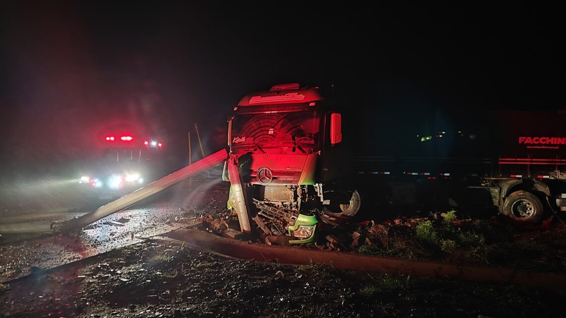 Carreta sai da pista e colide com postes na BR-163 em Dionísio Cerqueira Carreta sai da pista e colide com postes na BR-163 em Dionísio Cerqueira