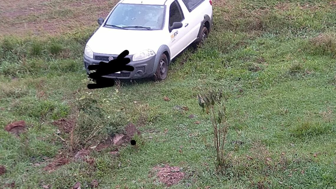 Acidente com capotamento e saída de pista mobiliza Bombeiros em Quilombo SC Acidente com capotamento e saída de pista mobiliza Bombeiros em Quilombo SC
