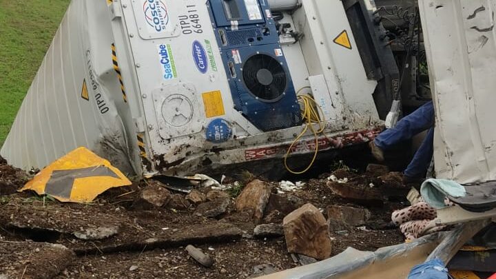 Capotamento de caminhão é registrado na SC-157 em Quilombo