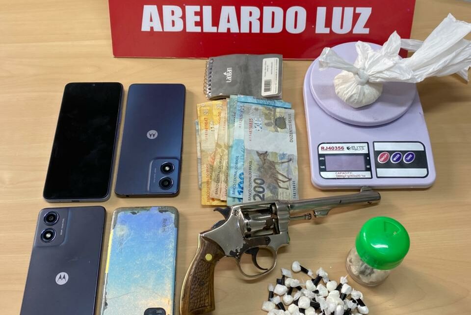 Polícia Civil prende jovem pelo crime de tráfico de drogas e posse irregular de arma de fogo em Abelardo Luz Polícia Civil prende jovem pelo crime de tráfico de drogas e posse irregular de arma de fogo em Abelardo Luz