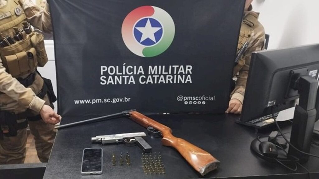Polícia Militar prende três homens por porte ilegal de arma de fogo e munição Polícia Militar prende três homens por porte ilegal de arma de fogo e munição
