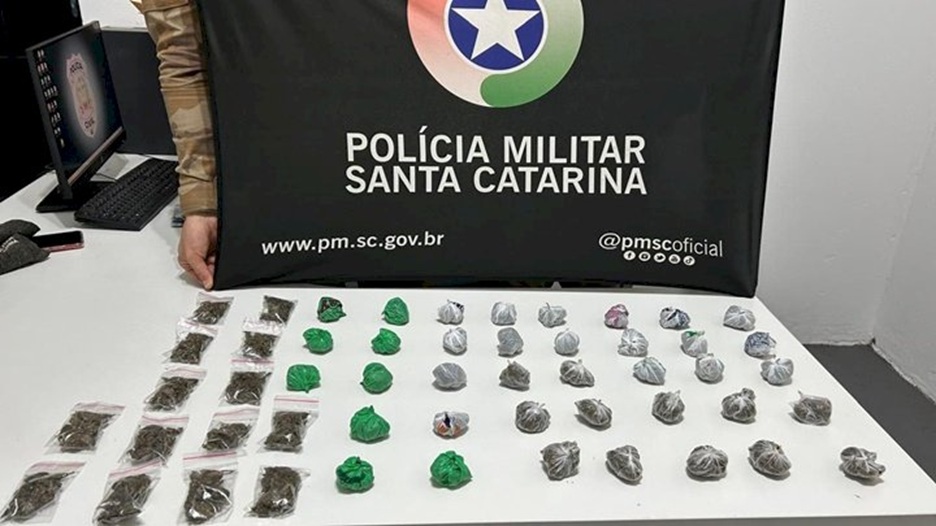 Criança é deixada sozinha em casa e PM encontra droga no imóvel em Chapecó Criança é deixada sozinha em casa e PM encontra droga no imóvel em Chapecó