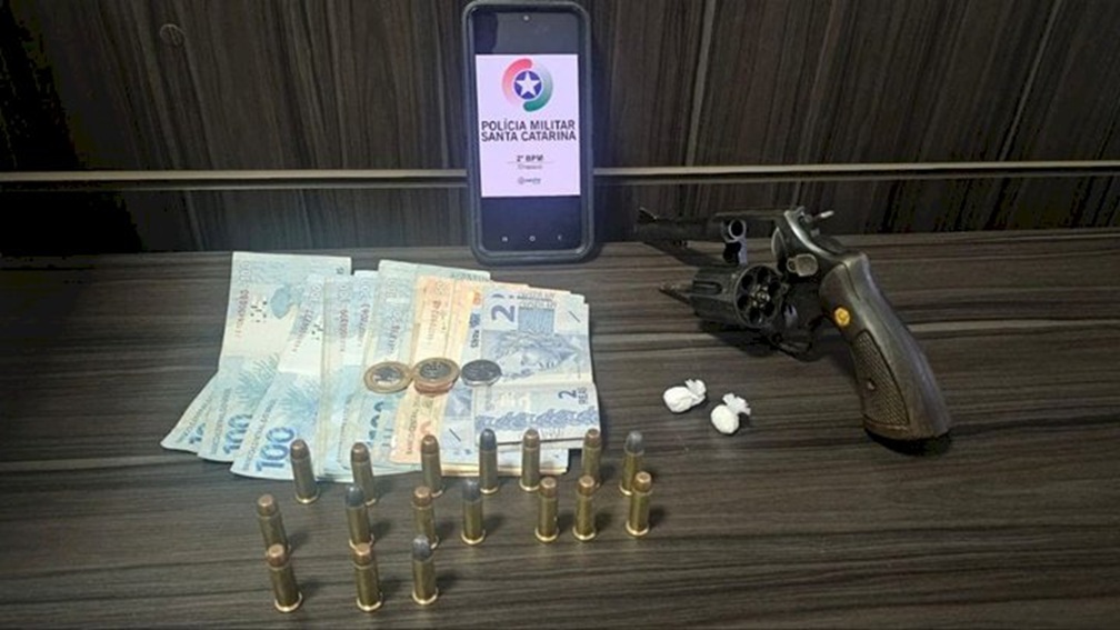 Foragido é capturado armado após denúncia de violência doméstica em Palmitos Foragido é capturado armado após denúncia de violência doméstica em Palmitos