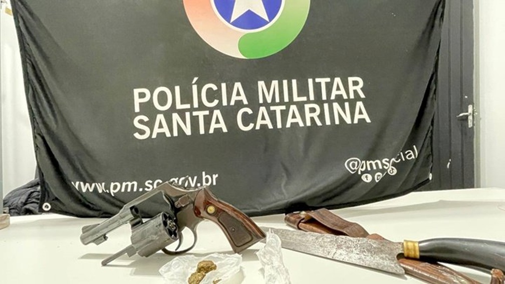 Homem é preso com revólver e maconha após abordagem em Chapecó Homem é preso com revólver e maconha após abordagem em Chapecó