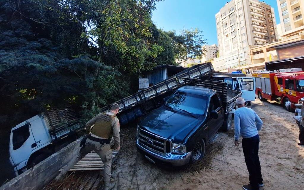 Caminhão desgovernado atinge veículos ao descer rampa de empresa em Joaçaba Caminhão desgovernado atinge veículos ao descer rampa de empresa em Joaçaba