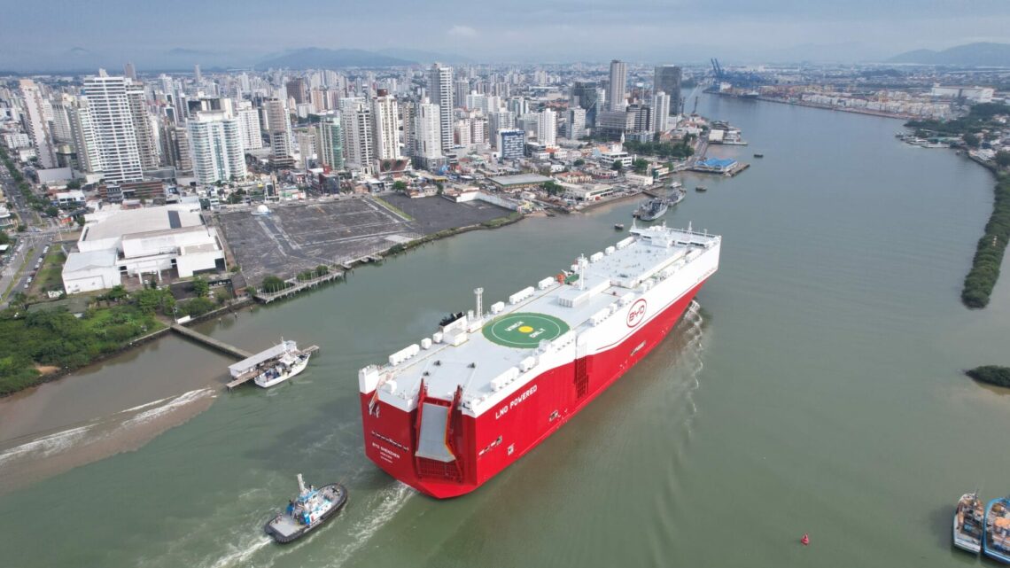 Navio gigante desembarca em SC com milhares de carros chineses; veja fotos Navio gigante desembarca em SC com milhares de carros chineses; veja fotos