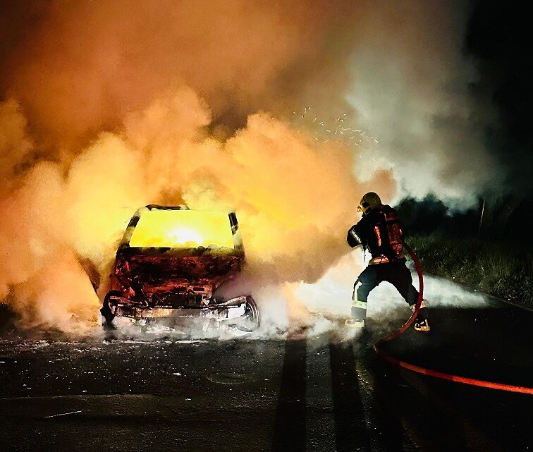 Ocupantes de carro sofrem queimaduras após veículo pegar fogo em Chapecó Ocupantes de carro sofrem queimaduras após veículo pegar fogo em Chapecó