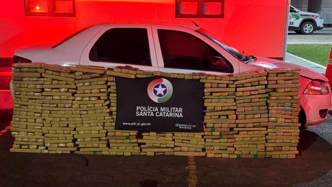 Polícia apreende 640 kg de maconha e munições com jovens de 19 anos em abordagem Polícia apreende 640 kg de maconha e munições com jovens de 19 anos em abordagem