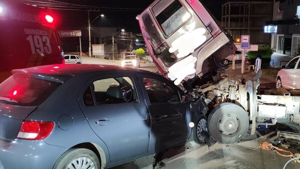 Carro e caminhão batem de frente em bairro de Chapecó Carro e caminhão batem de frente em bairro de Chapecó