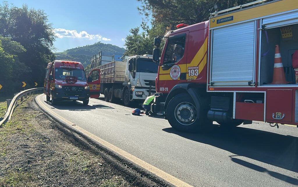 Motociclista morre em acidente com caminhão em Saudades Motociclista morre em acidente com caminhão em Saudades