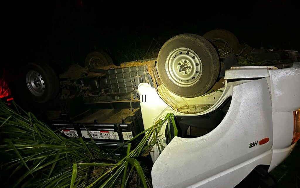 Motorista com sinais de embriaguez capota caminhão em Chapecó Motorista com sinais de embriaguez capota caminhão em Chapecó