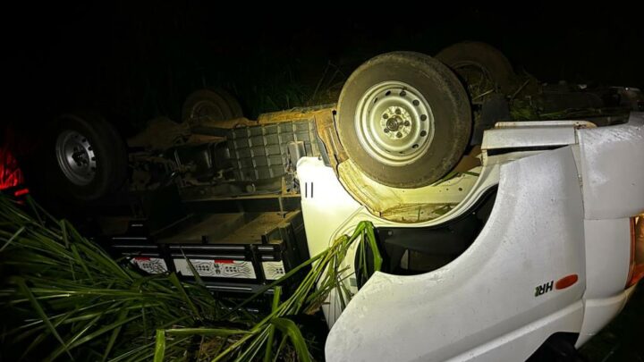 Motorista com sinais de embriaguez capota caminhão em Chapecó