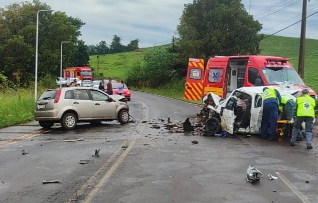 Passageira de automóvel, jovem de 26 anos morre em acidente no Oeste