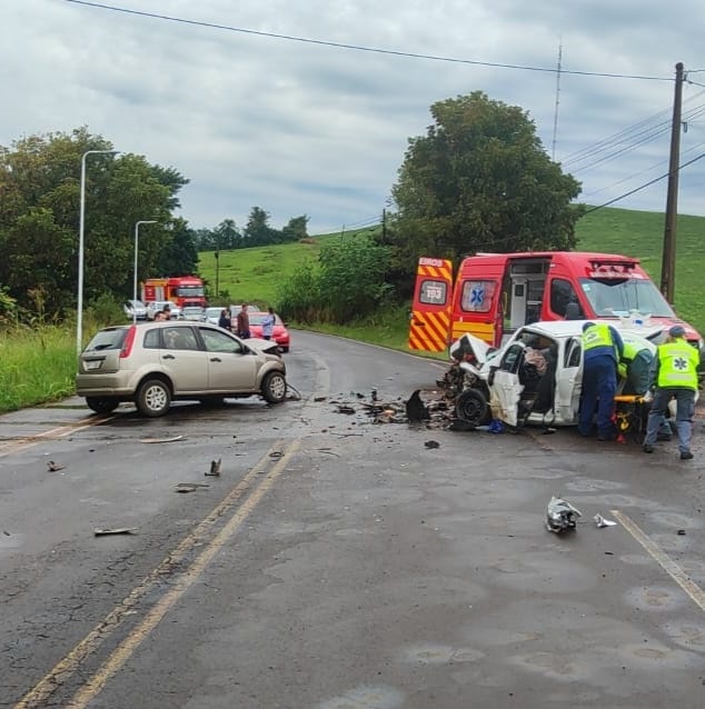 Passageira de automóvel, jovem de 26 anos morre em acidente no Oeste