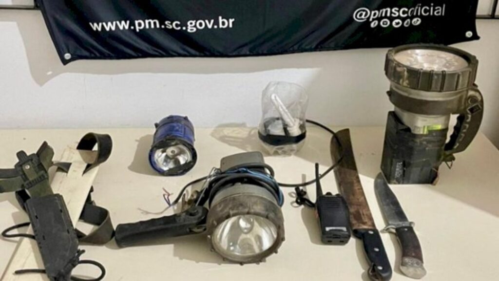 Dois homens são presos com arma de fogo e diversos objetos ilícitos Dois homens são presos com arma de fogo e diversos objetos ilícitos