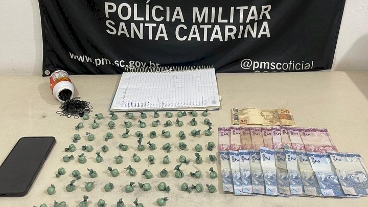 Com apoio de cão de faro, homem é detido com 77 porções de cocaína Com apoio de cão de faro, homem é detido com 77 porções de cocaína