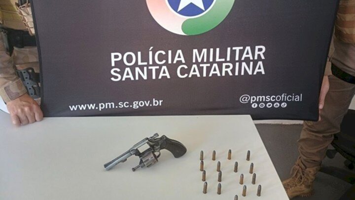 Após denúncia, homem é preso com revólver em Chapecó