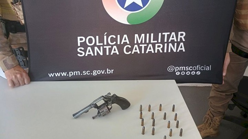 Após denúncia, homem é preso com revólver em Chapecó Após denúncia, homem é preso com revólver em Chapecó