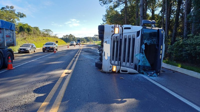 Tombamento de carreta na BR-282 em Vargeão deixa motorista ferido Tombamento de carreta na BR-282 em Vargeão deixa motorista ferido