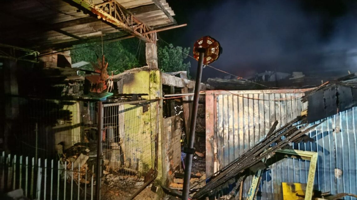 Incêndio atinge residência em Coronel Freitas; garagem de 140 m² é destruída Incêndio atinge residência em Coronel Freitas; garagem de 140 m² é destruída