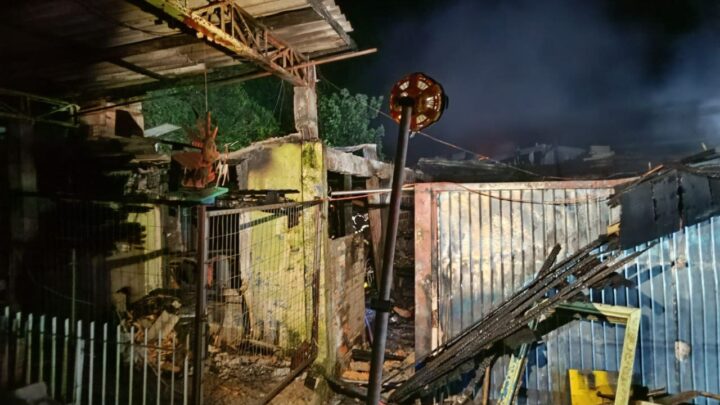 Incêndio atinge residência em Coronel Freitas; garagem de 140 m² é destruída