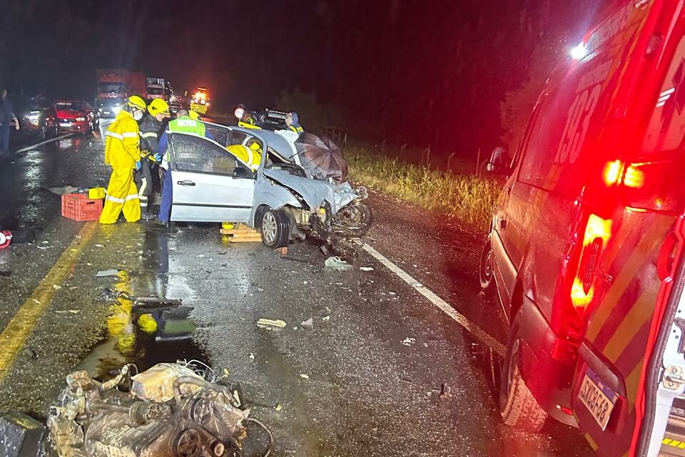 Acidente entre carro e caminhão deixa um morto na BR-280 em SC Acidente entre carro e caminhão deixa um morto na BR-280 em SC