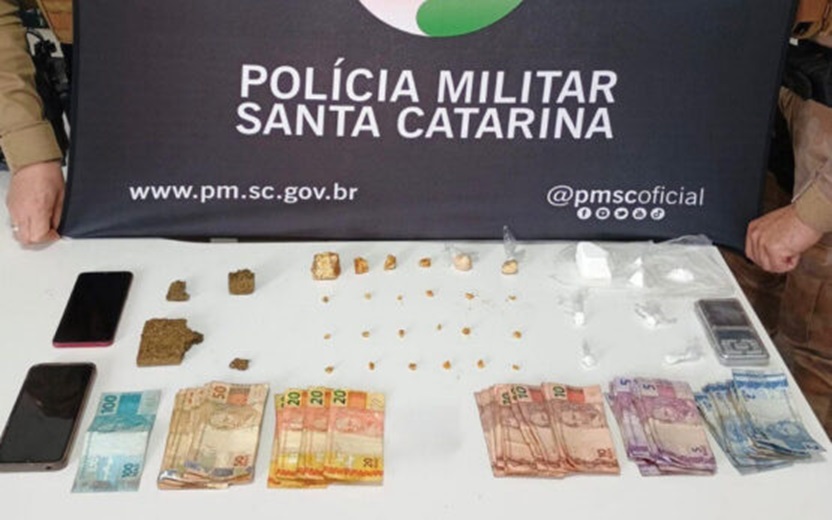 Adolescente é flagrada vendendo drogas em Chapecó Adolescente é flagrada vendendo drogas em Chapecó
