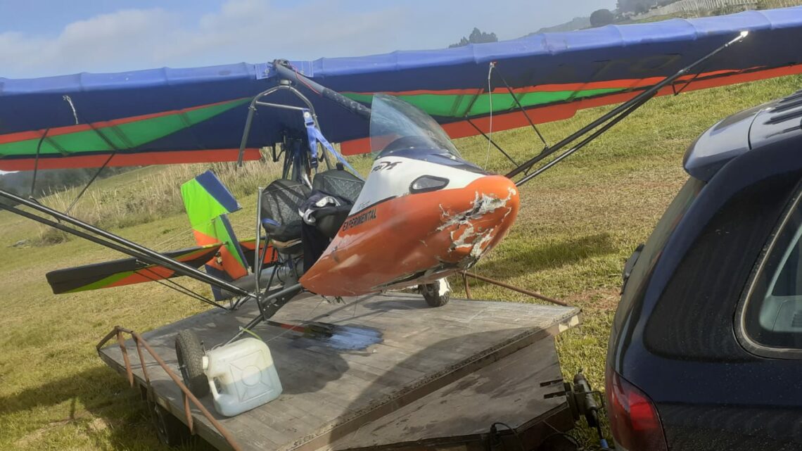 Aeronave colide com cerca após rajada de vento e piloto fica ferido em SC Aeronave colide com cerca após rajada de vento e piloto fica ferido em SC