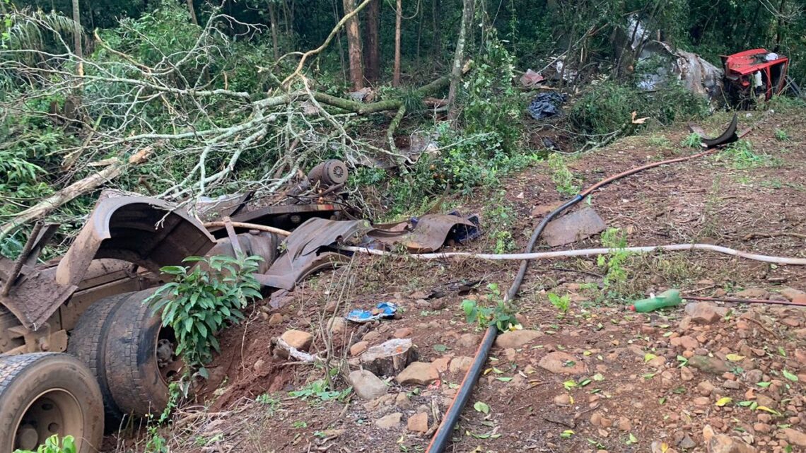 Caminhão de leite sai da pista e motorista morre na SC-155 Caminhão de leite sai da pista e motorista morre na SC-155