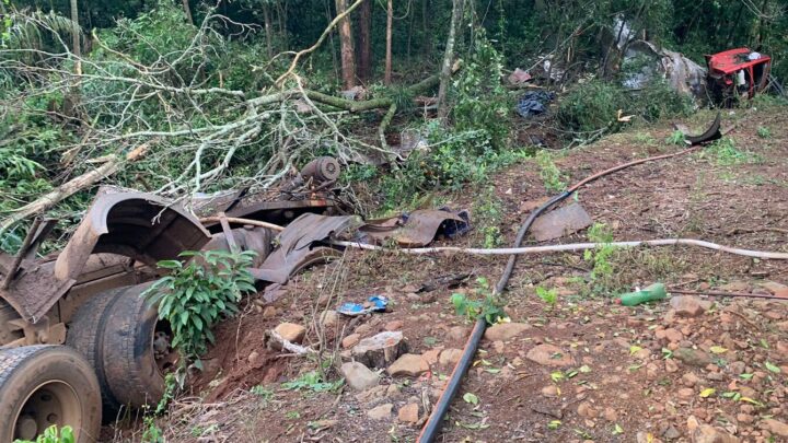 Caminhão de leite sai da pista e motorista morre na SC-155