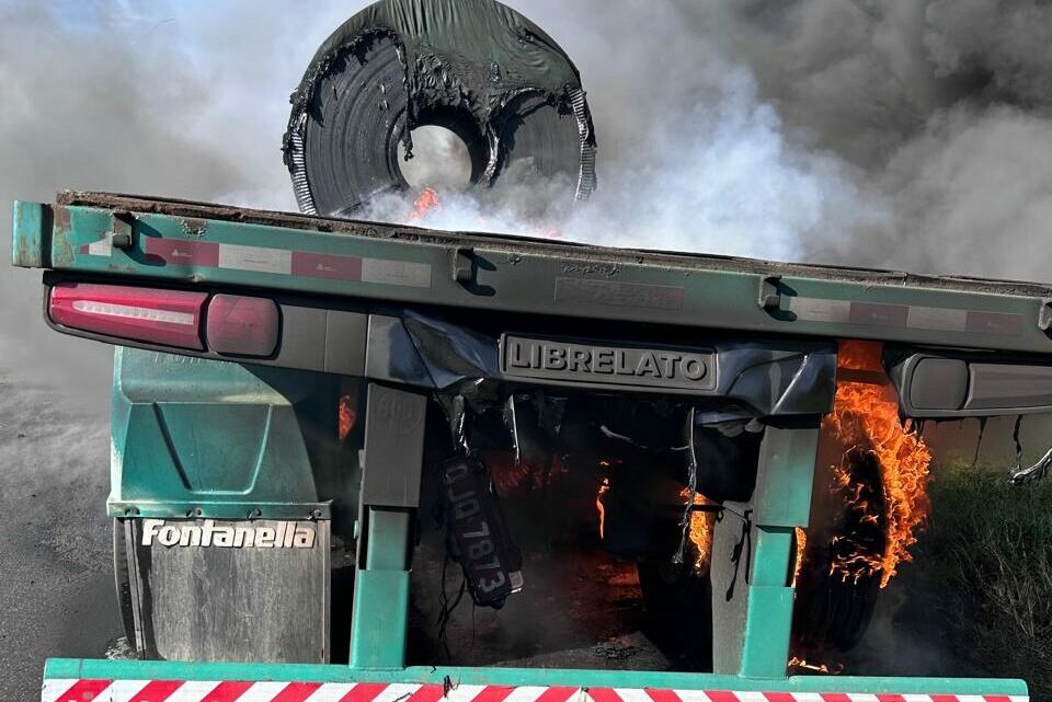 Caminhão pega fogo na BR-376 e mobiliza bombeiros; veja imagens Caminhão pega fogo na BR-376 e mobiliza bombeiros; veja imagens