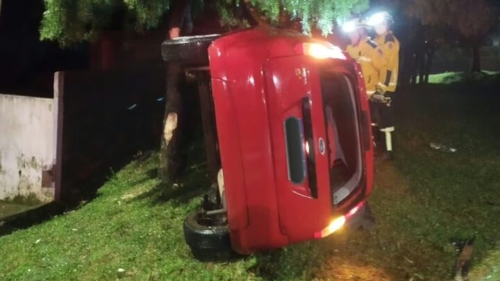 Carro bate em árvore, capota e jovem fica ferida no Oeste de SC