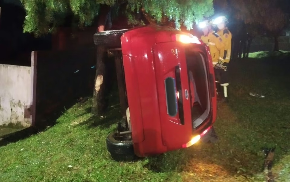 Carro bate em árvore, capota e jovem fica ferida no Oeste de SC Carro bate em árvore, capota e jovem fica ferida no Oeste de SC