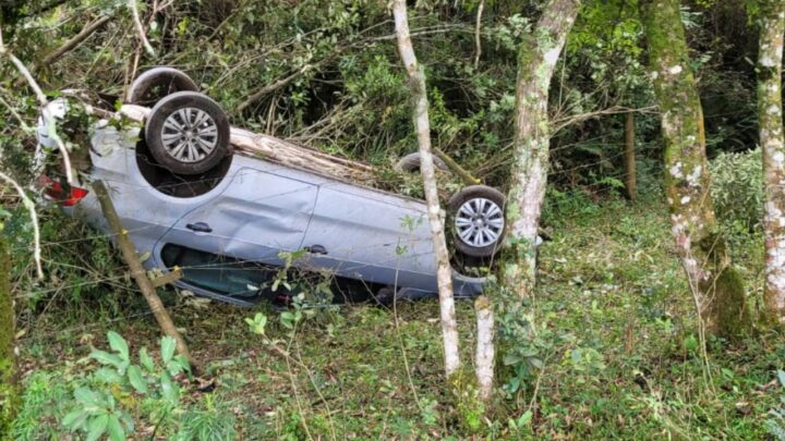 Carro capota na SC-114 em Palmeira após tentativa de ultrapassagem