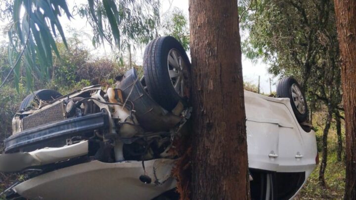 Carro capota na SC-390 em Capão Alto e motorista é autuado por embriaguez ao volante