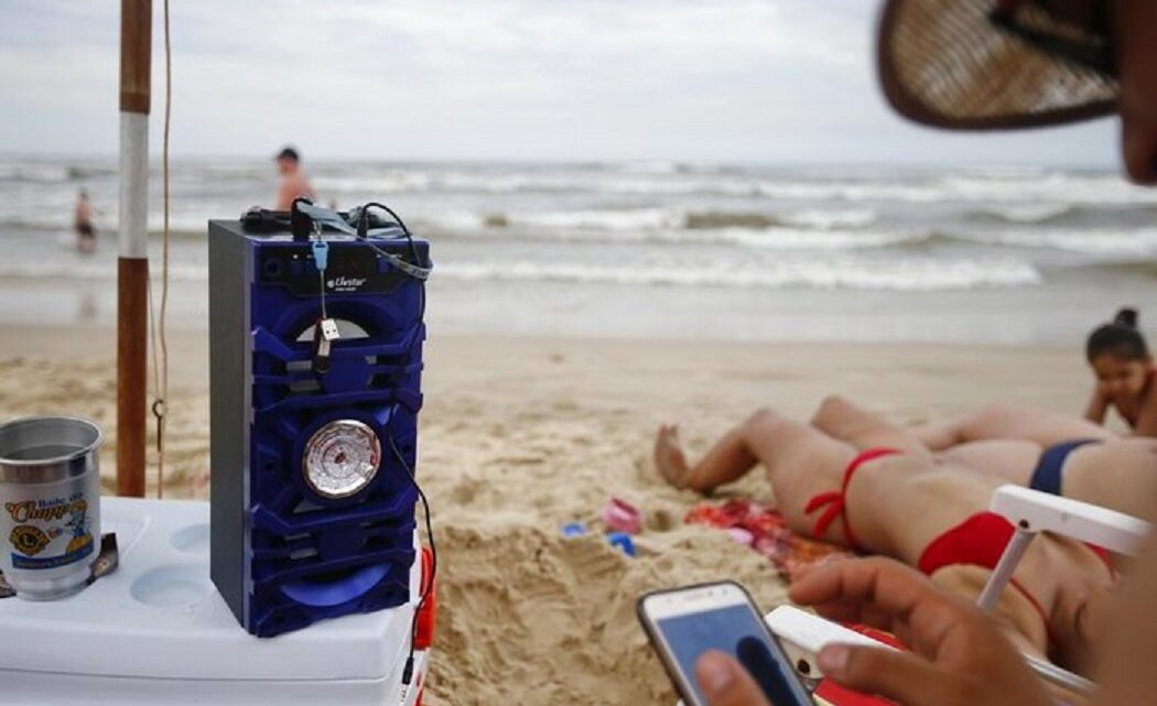 Agora é lei! Uso de caixas de som está proibido nas praias de Florianópolis Agora é lei! Uso de caixas de som está proibido nas praias de Florianópolis