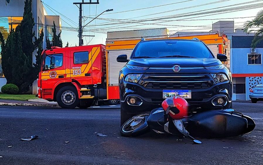 Colisão entre carro e moto deixa mulher ferida em Dionísio Cerqueira Colisão entre carro e moto deixa mulher ferida em Dionísio Cerqueira