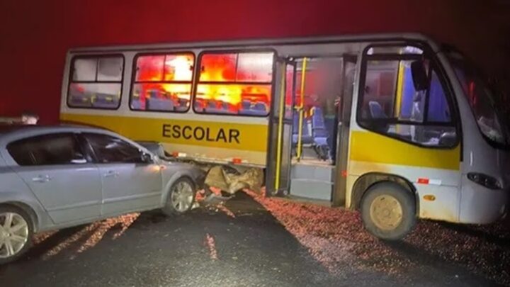 Colisão entre ônibus escolar e carro deixa três feridos na SC-283
