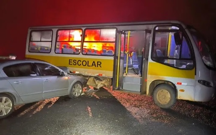 Colisão entre ônibus escolar e carro deixa três feridos na SC-283 Colisão entre ônibus escolar e carro deixa três feridos na SC-283