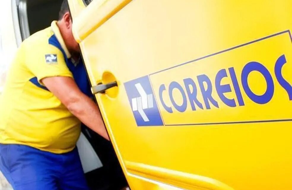 Correios lançam plano de demissão para conter prejuízo bilionário Correios lançam plano de demissão para conter prejuízo bilionário