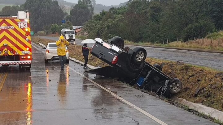 Criança é levada ao hospital após caminhonete capotar na BR-163