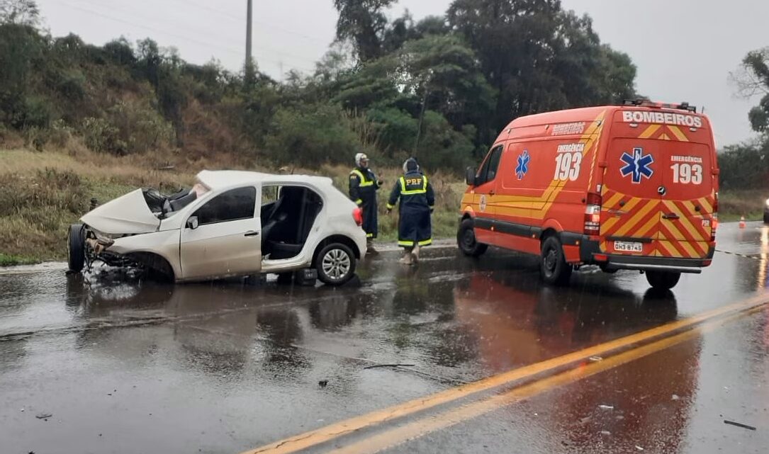 Grave acidente entre três carros na BR-282 deixa duas pessoas encarceradas Grave acidente entre três carros na BR-282 deixa duas pessoas encarceradas