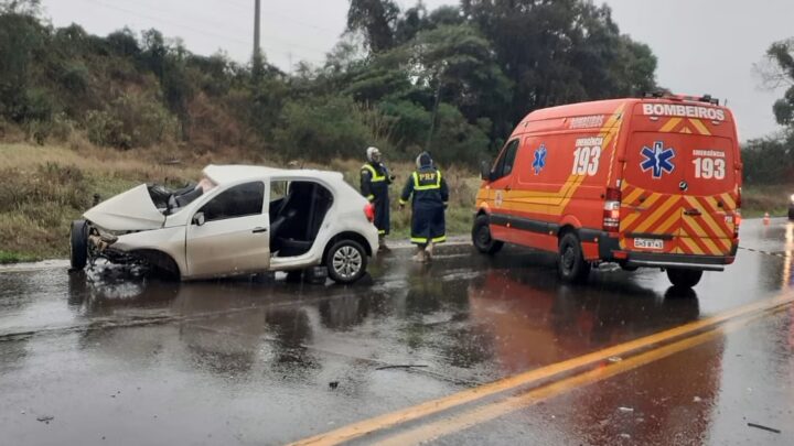 Grave acidente entre três carros na BR-282 deixa duas pessoas encarceradas