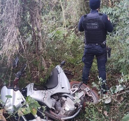 Motocicleta furtada é encontrada em área de mata em ação da Guarda Municipal