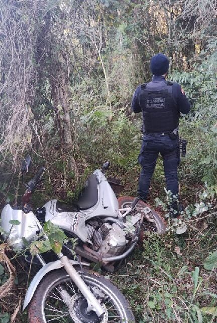 Motocicleta furtada é encontrada em área de mata em ação da Guarda Municipal Motocicleta furtada é encontrada em área de mata em ação da Guarda Municipal