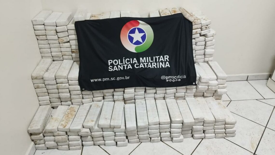 PM apreende 455 kg de maconha e prende pai e filho em SC; veja o vídeo PM apreende 455 kg de maconha e prende pai e filho em SC; veja o vídeo