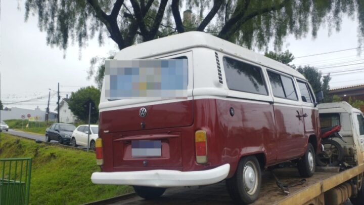 Polícia Municipal de Chapecó flagra transporte clandestino de 14 crianças em Kombi sem autorização